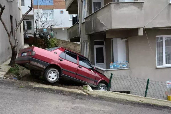 Sinop'ta park halindeki otomobil evin balkonuna girdi