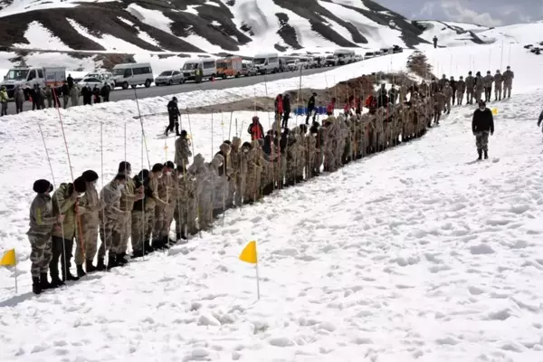 Bitlis'te 100 korucunun katıldığı çığ tatbikatı yapıldı