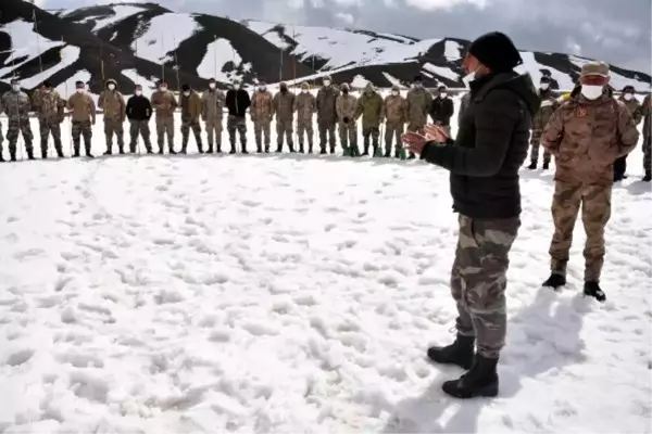 Güvenlik korucuları, çığ tatbikatında kar altında kalan 3 kişiyi kurtardı