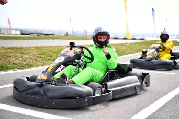 Tuzla'da ünlü radyocular karting ile stres attı