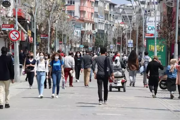 SAKARYA'DA TAM KAPANMA ÖNCESİ SOKAKLARDA YOĞUNLUK