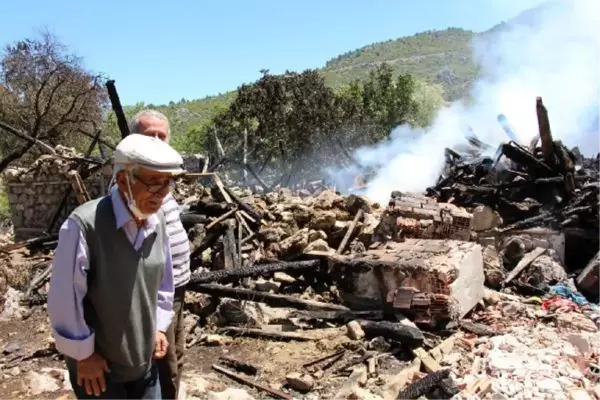 Yanan evinin enkazına bakıp, '50 yıllık yuvam yandı' diyerek ağladı