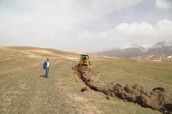 Başkale'de sulama kanalları temizleniyor