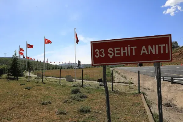 Usta birliklerine giderken PKK'lı teröristlerce şehit edilen sivil ve silahsız 33 asker anılıyor