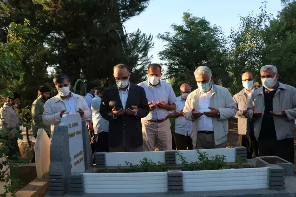 HÜDA PAR Genel Başkanı Zekeriya Yapıcıoğlu'ndan genel başkan yardımcısı Yavuz'un kabrine ziyaret