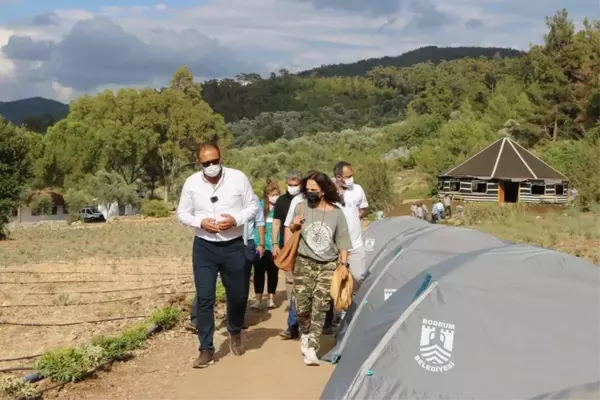 Şarkıcı Sertab Erener, Bodrum'da Gençlik Tarım Kampının düzenleneceği alanı gezdi