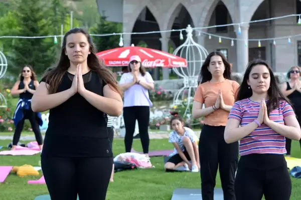 Isparta'da kadınlar pandeminin stresini açık havada yoga ile atıyor