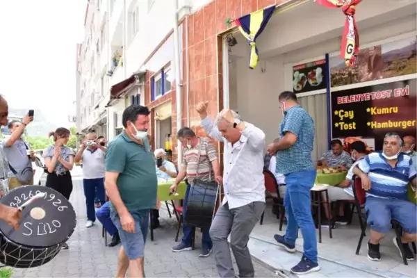 OYUN YASAĞININ KALKMASINI KAHVEHANESİNDE ZEYBEK OYNAYARAK KUTLADI