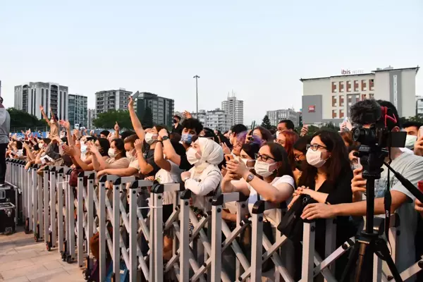 Adana'da yaz konserinde Pinhani grubu sahne aldı