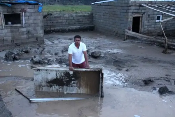 Iğdır'da sel felaketi... Evleri ve tarım arazilerini su bastı, Nahçıvan karayolu trafiğe kapandı