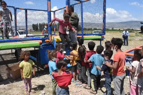 Son dakika haberleri... MEVSİMLİK İŞÇİLERİN ÇOCUKLARI, KURULAN OYUN PARKURUNDA EĞLENDİ