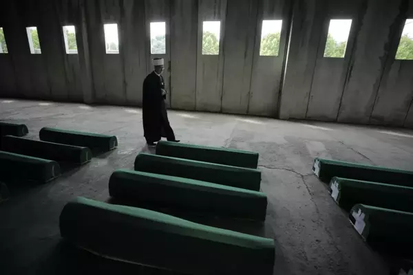 SREBRENİTSA - Yarın defnedilecek Srebrenitsa kurbanlarının tabutları Potoçari Anıt Mezarlığı'na taşındı