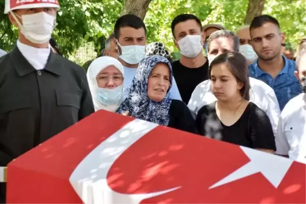 BARAJ GÖLÜNDE BOĞULAN UZMAN ONBAŞI, TOPRAĞA VERİLDİ