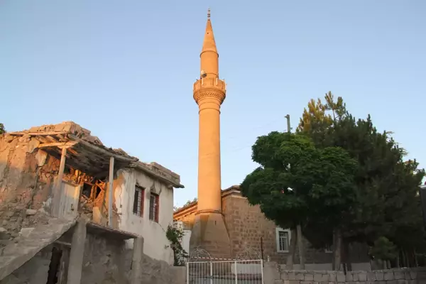 Depremde hasar gören cami ibadete kapatıldı