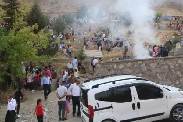 HAKKARİ'DE BAYRAMIN İLK GÜNÜ MEZARLIKLAR KALABALIK