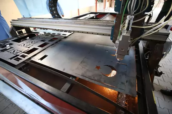 Meslek lisesi öğrencileri okullarında CNC fiber lazer kesim makinesi üretti