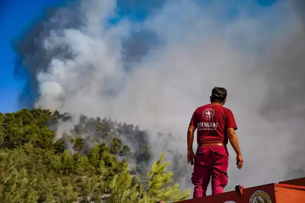 Son dakika haberi: Mersin Aydıncık'ta yangına karadan müdahale sürüyor