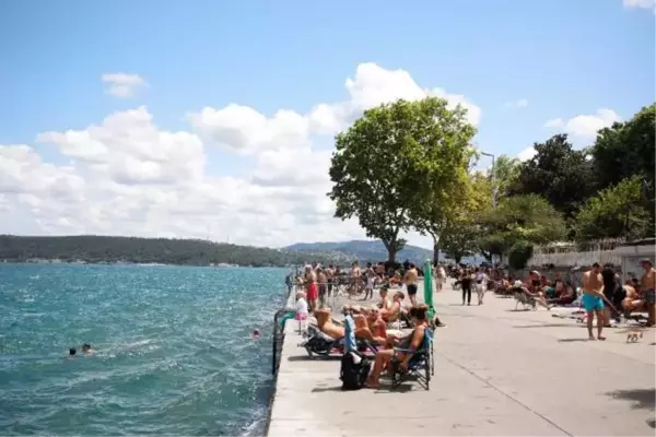 SARIYER'DE SICAKTAN BUNALANLAR DENİZE GİRDİ