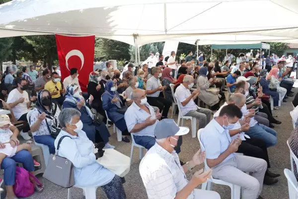 Marmara Depremi'nde hayatını kaybedenler mezarları başında anıldı