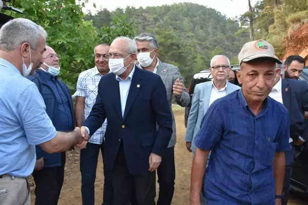 Kılıçdaroğlu, Marmaris'teki yangında ölen Şahin Akdemir'in ailesini ziyaret etti (2)