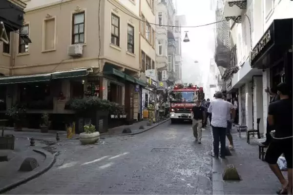 BEYOĞLU'NDA DAR SOKAKLAR VE UYGUNSUZ PARKLAR NEDENİYLE YANGINA GECİKMELİ MÜDAHALE