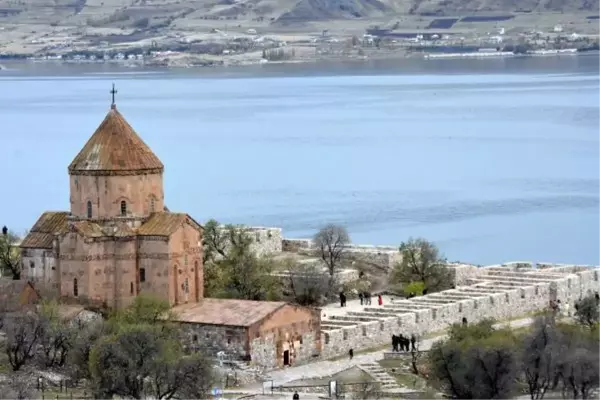 Tarihi Akdamar Kilisesi Ayine Hazır