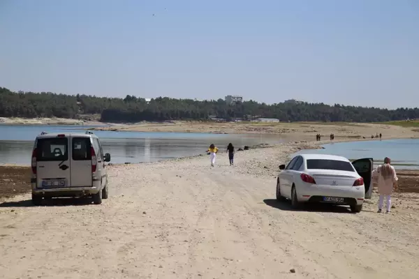 Son dakika haberleri | Baraj gölünde sular çekilince adaya giden yürüyüş yolu ortaya çıktı