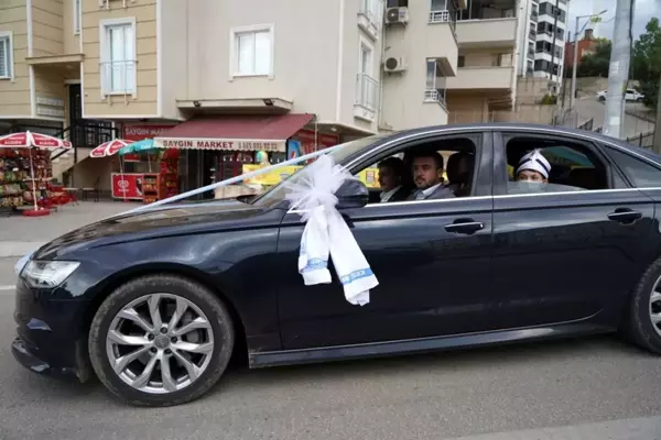 Belediye başkanı süslettiği makam aracının direksiyonuna geçip sünnet çocuklarını gezdirdi