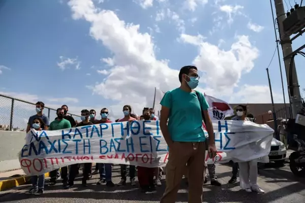 Son dakika haberi... Atina'da öğrencilerden Milli Eğitim Bakanlığı önünde yeni üniversiteye giriş sistemi protestosu