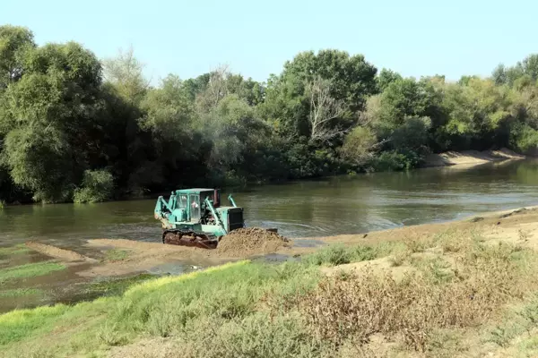 Taşkın riskini azaltmak için Tunca Nehri yatağında başlatılan kum temizliği sürüyor