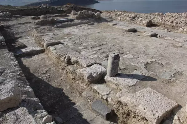 Son dakika: Nallıhan Belediye Başkanı Öntaş, Juliopolis Antik Kenti'ndeki kazı çalışmalarını inceledi