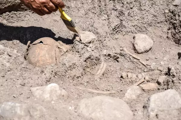 Domuztepe Höyüğü'nde Orta Çağ Dönemi'ne ait çocuk iskeleti bulundu