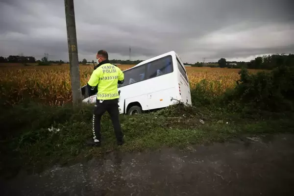 Sakarya'da devrilen yolcu midibüsündeki 7 kişi yaralandı