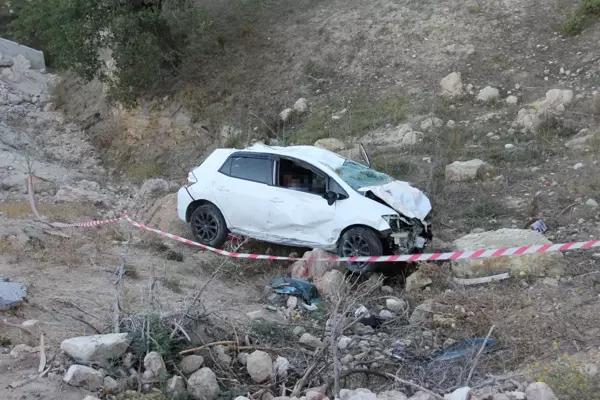 Şarampole devrilen otomobildeki 1 kişi öldü, 1 kişi yaralandı