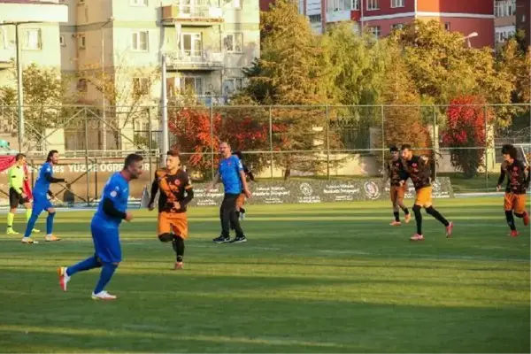 Gençlik ve Spor Bakanı Kasapoğlu, gençlerle futbol oynadı