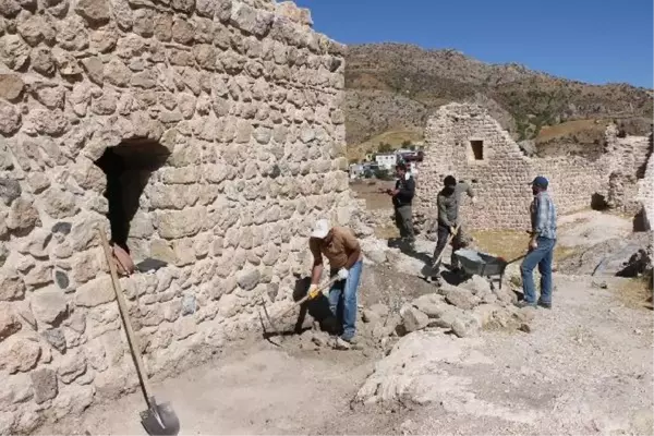 KAHTA KALESİ'NDE KAZI ÇALIŞMALARI YENİDEN BAŞLADI