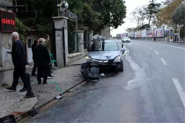 BEŞİKTAŞ'TA OTOMOBİLİN ÇARPTIĞI DİREK ÜZERİNDE KALDI