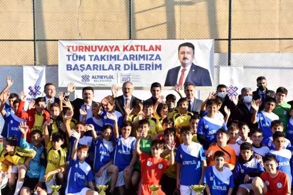 Son dakika haberleri: Altıeylül Çocuk Futbol Turnuvası'nda ödül töreni