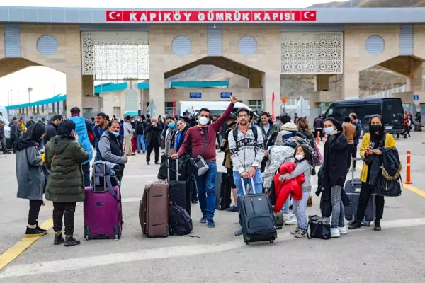 Alışveriş için Van'a gelen İranlı turistler, sınır kapısında yoğunluk oluşturdu