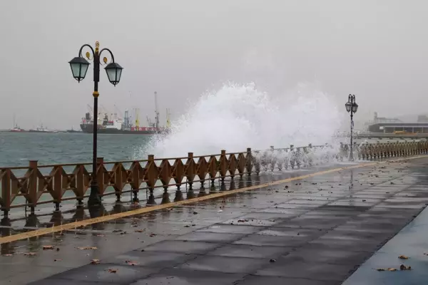 Marmara Denizi'nde ulaşıma lodos engeli