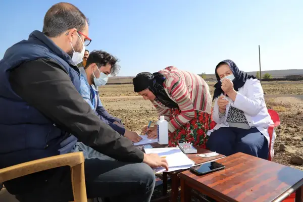 Karacadağ'da mevsimlik tarım işçileri aşılanıyor