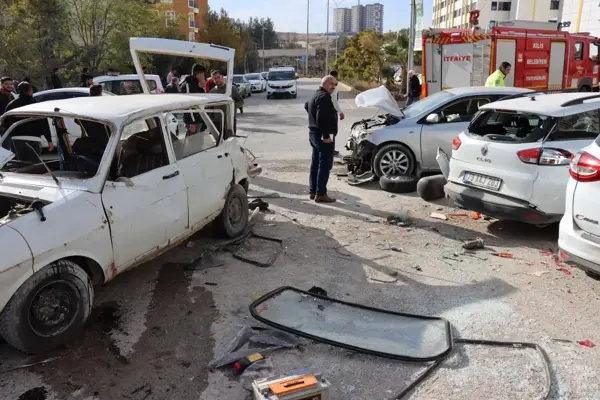 3 kişinin yaralandığı trafik kazası güvenlik kamerasında