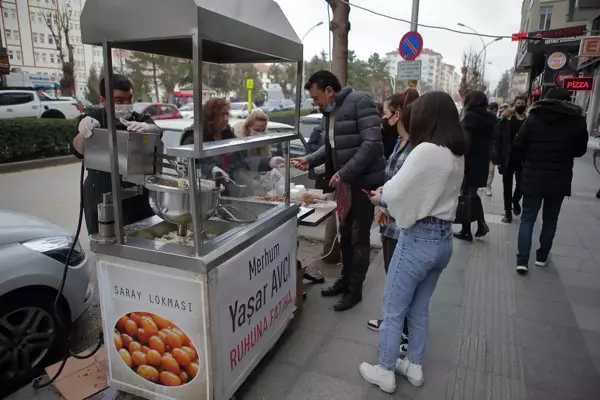 Trafik kazalarına dikkati çekmek için babasının öldüğü yerde lokma dağıttı