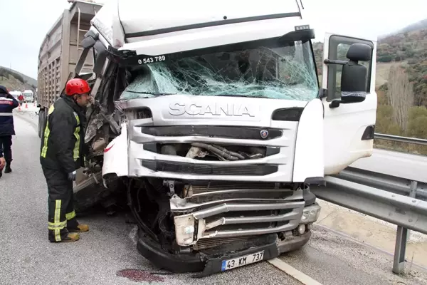 Freni tutmayan tır, gemi motoru taşıyan konvoy aracına çarptı