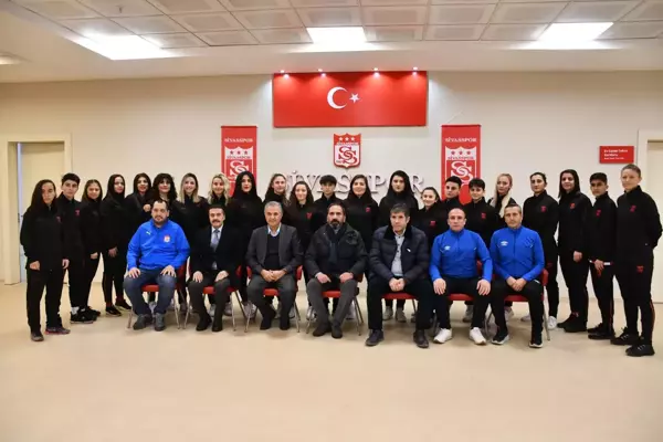 SPOR Sivasspor Kadın Futbol Takımı 25 futbolcuyla sözleşme imzaladı