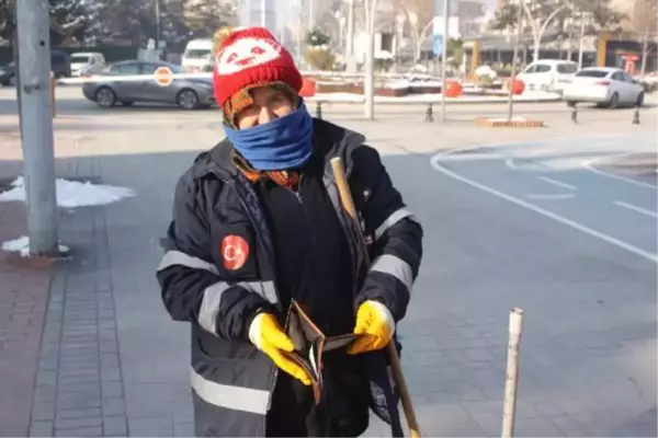 Temizlik işçisi bulduğu cüzdanı polise teslim etti