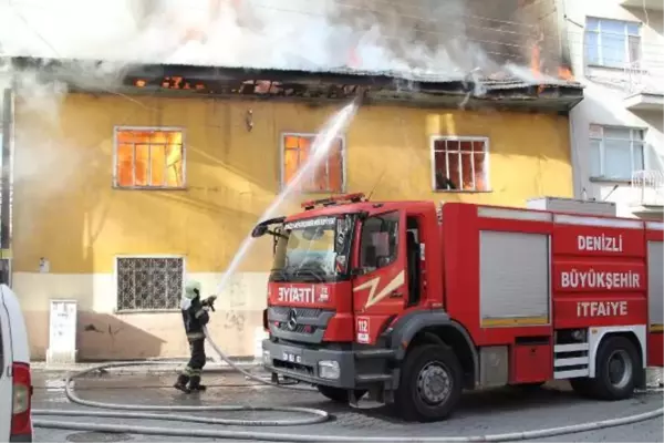 İki katlı ahşap ev yandı; anne ve kızı son anda kurtuldu