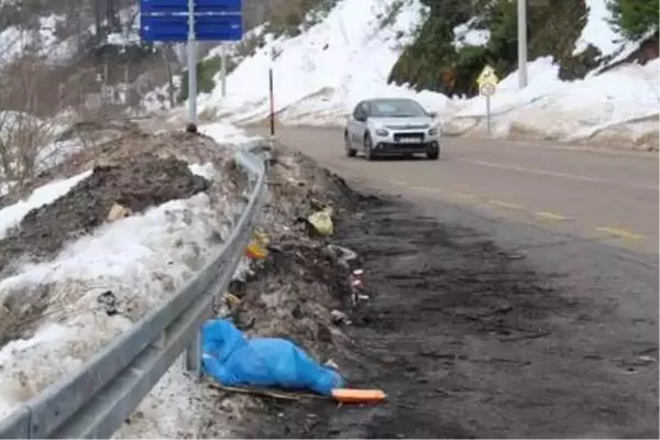 Kartepe piknikçileri, yolu çöplüğe çevirdi