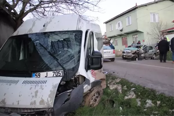 Servis minibüsü ile otomobil çarpıştı: 15 yaralı