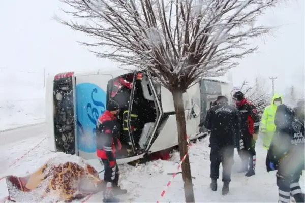 TOKAT'TA YOLCU OTOBÜSÜ DEVRİLDİ 1 ÖLÜ, 38 YARALI